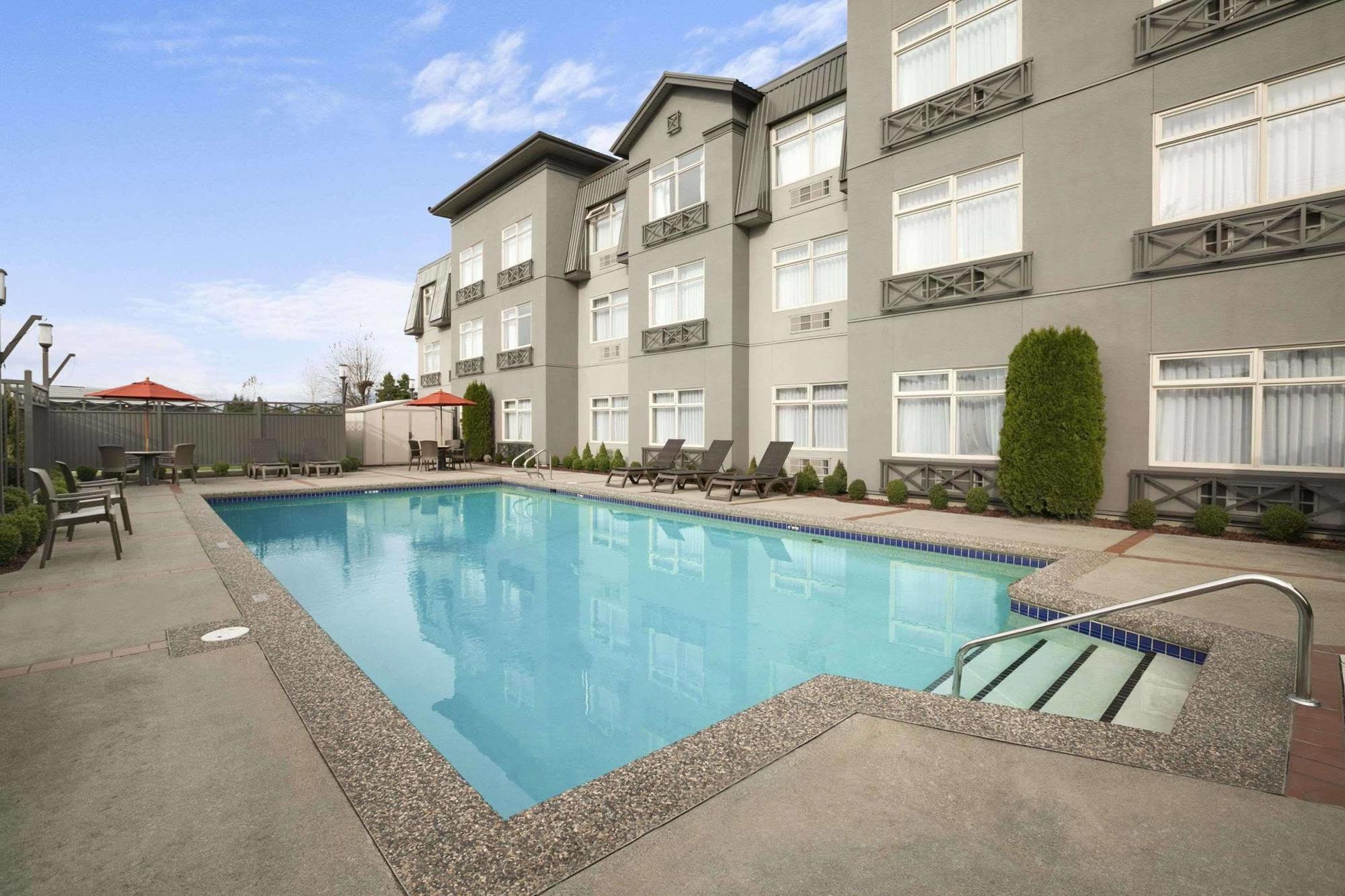 เบสต์ เวสเทิร์น พลัส พิตต์ เมดโดว์ อินน์ แอนด์ สวีท Pitt Meadows ภายนอก รูปภาพ